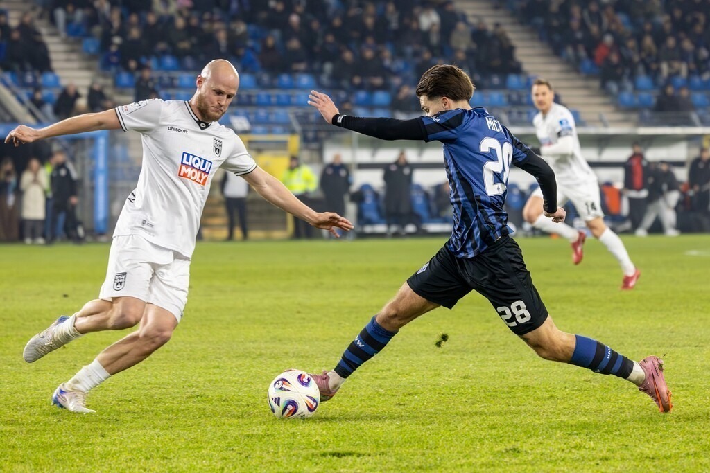Fußball 3. Liga, Saison 2025/26, 6. Spieltag: Waldhof Mannheim gegen SSV Ulm | Fußball 3. Liga, Saison 2025/26, 6. Spieltag: Waldhof Mannheim gegen SSV Ulm***Diego Michel (28, Mannheim) zieht an Marcel Seegert (21, Ulm) vorbei - Realisiert mit Pictrs.com