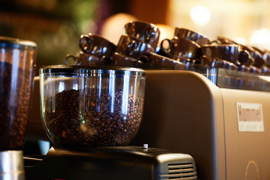 Cafe Hummel | WIen, Austria - March 31, 2022; Cafe Hummel. - Realisiert mit Pictrs.com