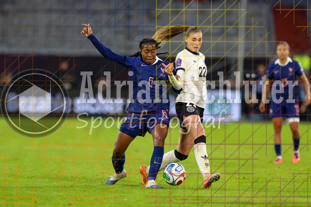 Deutschland vs Frankreich - Halbfinale - UEFA Women's Nations League | Düsseldorf, Deutschland, 24.10.25:   Oriane Jean-Francois ( Frankreich ) und Jule Brand ( Deutschland ) im Kampf um den Ball waehrend des Halbfinals der UEFA Women's Nations League zwischen Deutschland vs Frankreich in der Merkur-Spiel-Arena(Foto von Brauer-Fotoagentur / Adrian Schlueter)