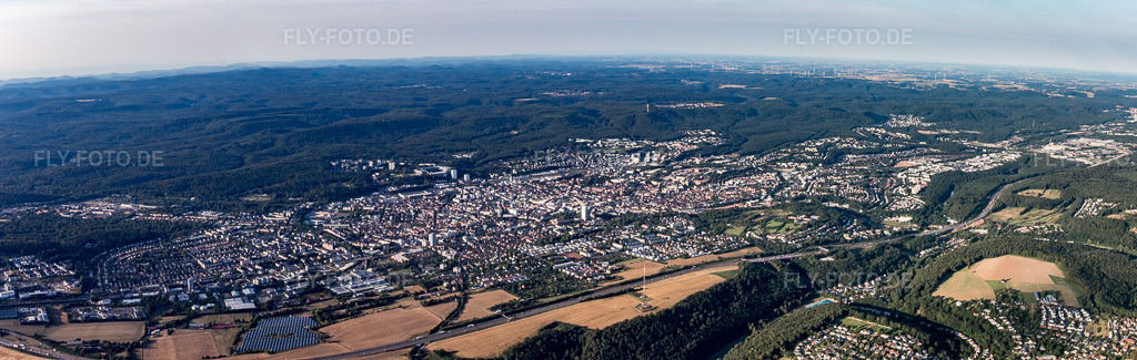Luftbild: Panorama in Kaiserslautern im Bundesland Rheinland-Pfalz in Deutschland. Foto: IMG_109810-Pano.jpg vom 06.08.2018 durch Werner Riehm/FLY-FOTO.deAuflösung des Originals: 9695 x 3073 px