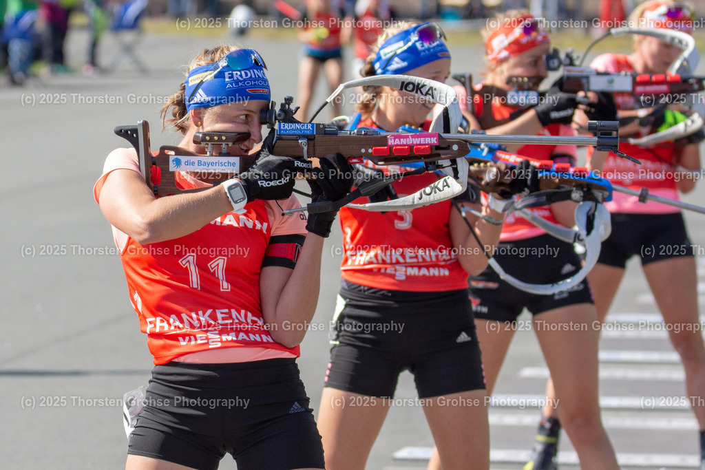 Deutsche Meisterschaften Biathlon 2018 | Deutsche Meisterschaften Biathlon 2018, Massenstart Frauen am 15.09.2018 in der DKB SKI ARENA in Oberhof, (Deutschland)

Bild: Vanessa Hinz vom SC Schliersee / Zoll (11), Franziska Preuss vom SC Haag / Zoll (3) - Realisiert mit Pictrs.com