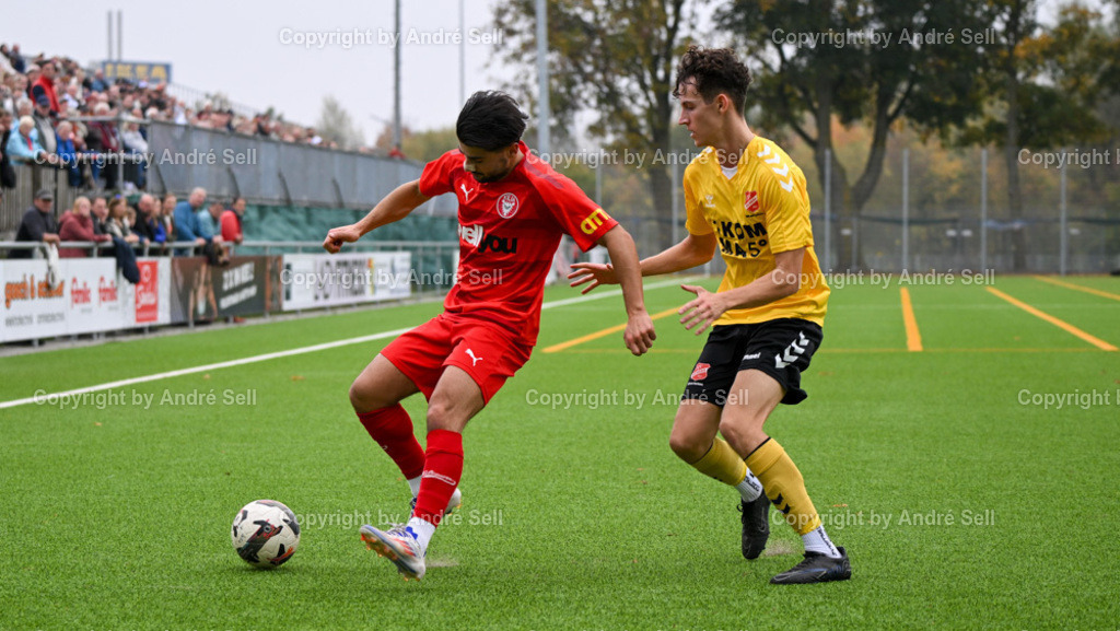 FC Kilia Kiel vs SV Eichede | Acer Rezan (Kilia #23) / Silas Meyer (Eichede #8) - Fußball-Oberliga Männer 2024/2025 / FC Kilia Kiel vs SV Eichede / Kilia Stadion / Kiel / 26.10.24 - Realisiert mit Pictrs.com