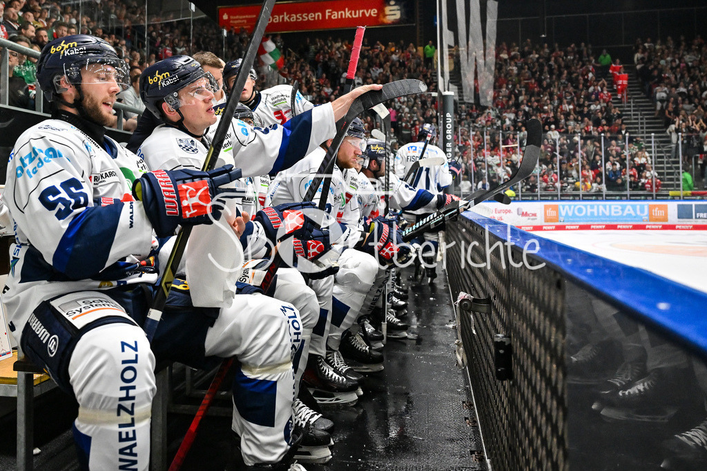 Augsburger Panther - Iserlohn Roosters | im Bild die Bank der Roosters / Penny DEL: Augsburger Panther - Iserlohn Roosters; Curt Frenzel Stadion am 21.09.2025