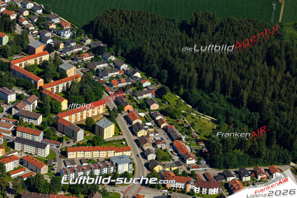 Aktuelles Luftbild von  Traunreut - Die Luftaufnahme wurde 2022 mittels UL-Flugzeug erstellt ( keine Drohne ) - hochauflösende Kamera-Systeme von  Canon -Beste Qualität - Für grossformatige Ausdrucke geeignet. Die Geschenkidee !