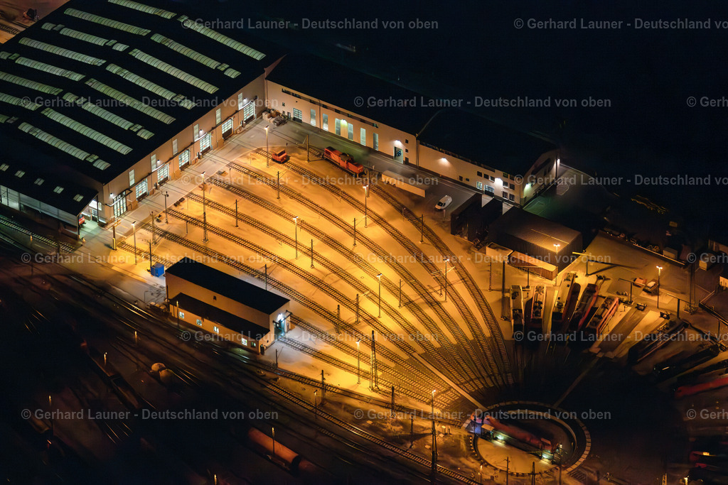 3901437 | NüRNBERG 21.08.2021 Gleisanlagen und Schienenstrecken am Rundschuppen ( auch Lokschuppen, Lokhalle oder Triebfahrzeughalle ) des Bahn- Betriebswerkes im Ortsteil Rangierbahnhof in Nürnberg im Bundesland Bayern, Deutschland. Weiterführende Informationen bei: DB Netz AG,  Deutsche Bahn AG. // Trackage and rail routes on the roundhouse - locomotive hall of the railway operations work in the district Rangierbahnhof in Nuremberg in the state Bavaria, Germany. Further information at: DB Netz AG,  Deutsche Bahn AG. Foto: Gerhard Launer, Nachtaufnahme