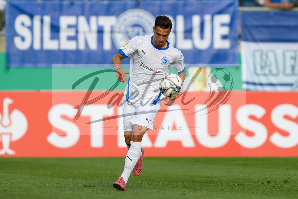 LOTKSC20210809_126 | Fussball, Herren: Tyson Richter (Sportfreunde Lotte) in Aktion, am Ball, Einzelaktion beim Spiel der 1. Runde im DFB-Pokal zwischen SF Lotte und Karlsruher SC im Stadion am Lotter Kreuz am 09.08.2021 in Lotte, Deutschland.DFB / DFL REGULATIONS PROHIBIT ANY USE OF PHOTOGRAPHS AS IMAGE SEQUENCES AND/OR QUASI-VIDEO. - Realisiert mit Pictrs.com