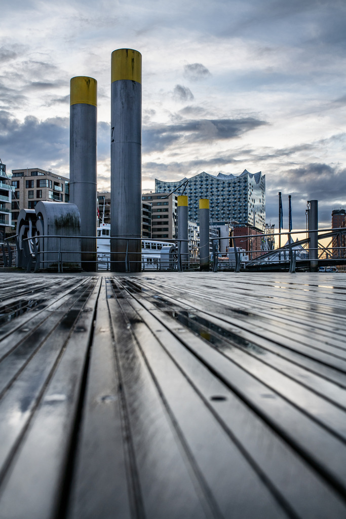 10240421 - Sandtorhafen und Elbphilharmonie | Impression vom Sandtorhafen in der Hafen City mit Blick auf Elbphilharmonie.