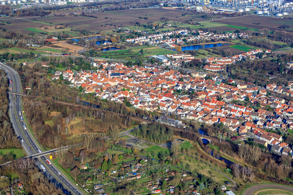 Luftbild: untgere Straße und Verlauf der Alb im Ortsteil Knielingen in Karlsruhe im Bundesland Baden-Württemberg in Deutschland. Foto: IMG_23115.jpg vom 02.12.2009 durch Werner Riehm/FLY-FOTO.de
