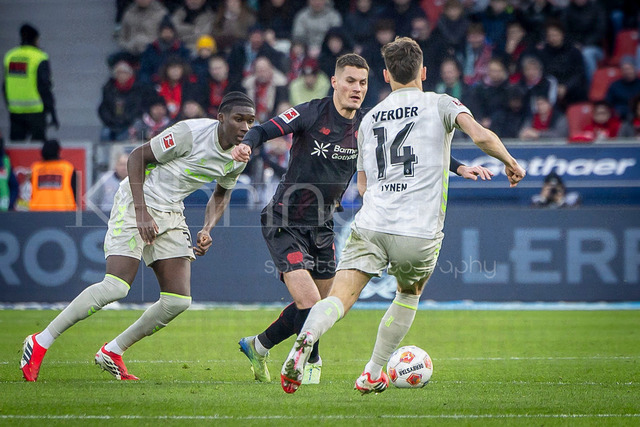 German Bundesliga, Bayer 04 Leverkusen vs. SV Werder Bremen, 24.01.2026 | LEVERKUSEN, GERMANY - JANUARY 24: Patrik Schick (Bayer 04 Leverkusen, 14) is challenged by Senne Lynen (SV Werder Bremen, 14) during the German Bundesliga match on gameday 19 between Bayer 04 Leverkusen vs. SV Werder Bremen at BayArena on January 24, 2026 in Leverkusen, Germany. DFL REGULATIONS PROHIBIT ANY USE OF PHOTOGRAPHS AS IMAGE SEQUENCES AND/OR QUASI-VIDEO.