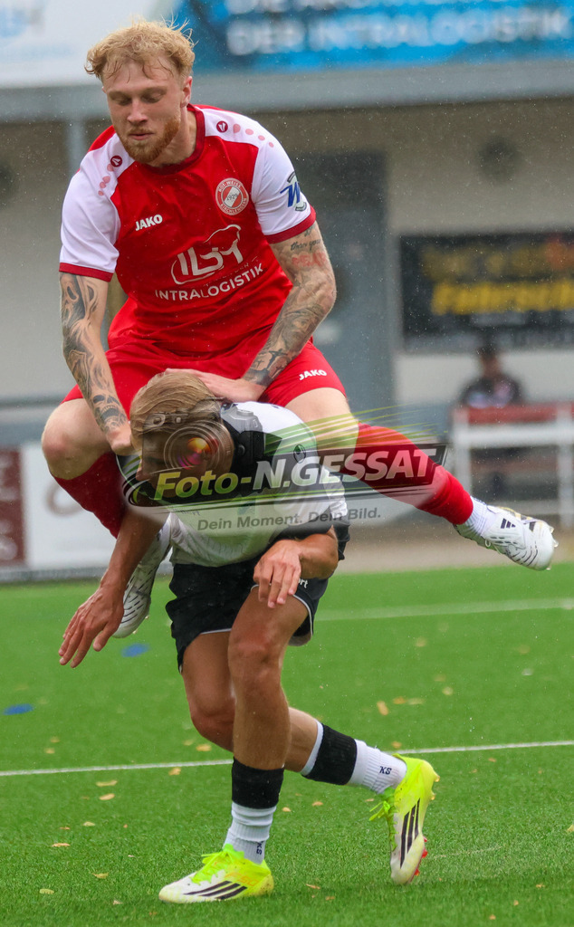 FC RW Kirchlengern - Post TSV Detmold | Auf dem Bild zu sehen: Rot FC RW Kirchlengern: Jan Luka Kollmeier ; weiß TuS Ahmsen v.l.: Jannik Müntener FC RW Kirchlengern, TuS Ahmsen, Saison 26/27, Testspiel, Deutschland - Realisiert mit Pictrs.com