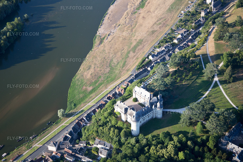 Aerial view: View of the town in Chaumont-sur-Loire in the state Loir et Cher, France. – Photo: IMG_081224.jpg taken on 06/19/2015 by Werner Riehm/FLY-FOTO.com – Resolution of the original: 5472 x 3648 px