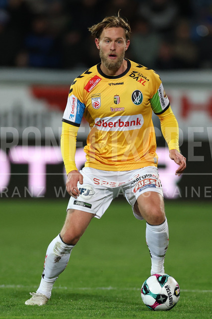 TSV Egger Glas Hartberg vs SV Oberbank Ried – Austrian Bundesliga Match | The image shows Oliver Steurer (Ried) with ball, at the Bundesliga match TSV Hartberg vs SV Ried at Profertil Arena Hartberg. 22.11.2025
