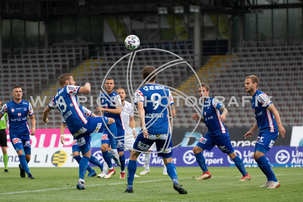  Blau Weiss Linz vs Austria Klagenfurt | LINZ, AUSTRIA,HPYBET 2. Liga, Runde 21 Blau Weiss Linz vs Austria Klagenfurt, Image shows Fabian Schubert (BW Linz) and Martin Grasegger (BW Linz).
Photo: SMP/Andreas Willdoner