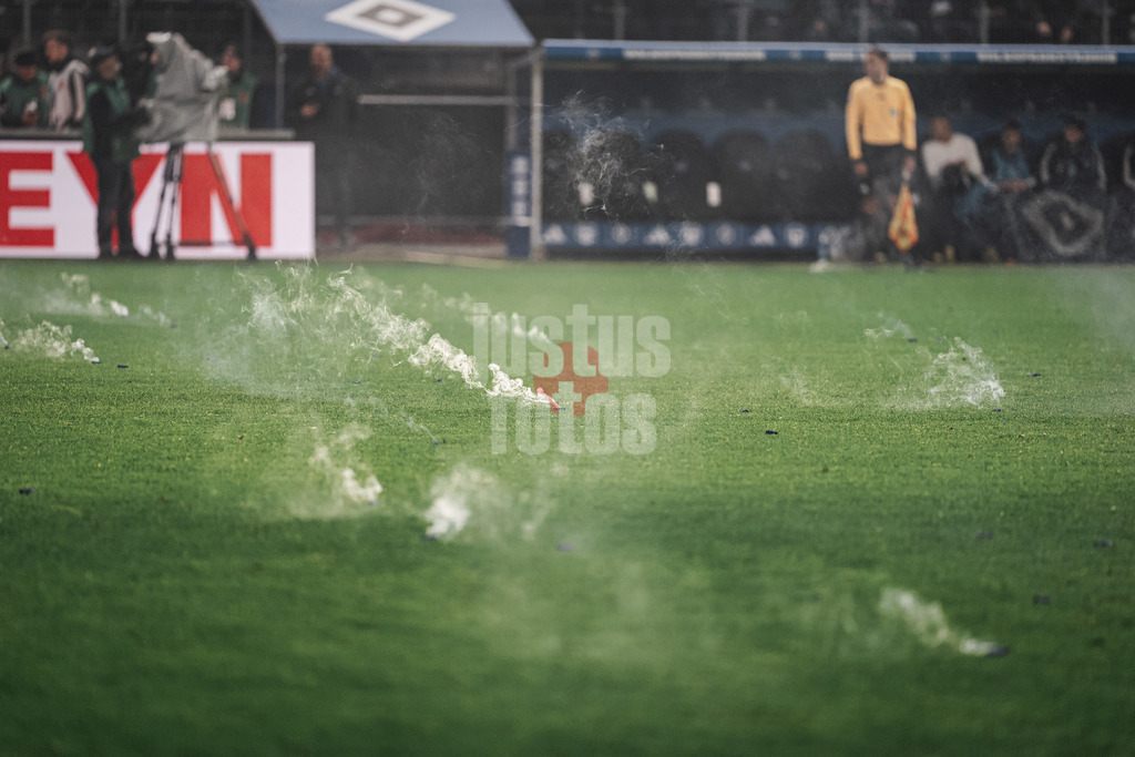 Fußball | Männer | Saison 2025/2026 | 1. Fußball-Bundesliga | 13. Spieltag | Hamburger SV vs. SV Werder Bremen | 07.12.2025 | Feuerwerkskörper Pyrotechnik auf dem Spielfeld Unterbrechung