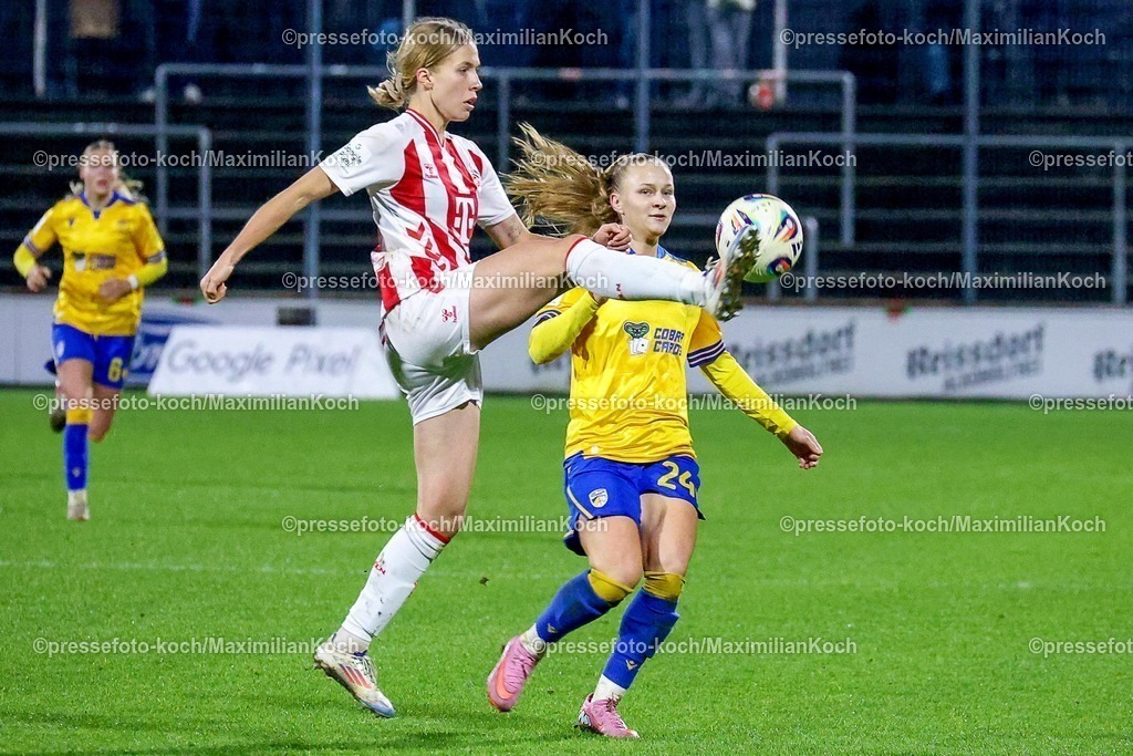 xSSCHx14122501039 | 14.12.2025, xsscx, Frauen Fussball, 1. FC Koeln - FC Carl Zeiss Jena, 1. Fussball Bundesliga, 13. Spieltag, Franz-Kremer-Stadion, Saison 2025 2026: Celina Degen (1. FC Koeln #5) im Zweikampf gegen Isabella Jaron (FC Carl Zeiss Jena #24) DFB regulations prohibit any use of photographs as image sequences and or quasi-video. Photo:xSandraxScherningxPressefotoKochx