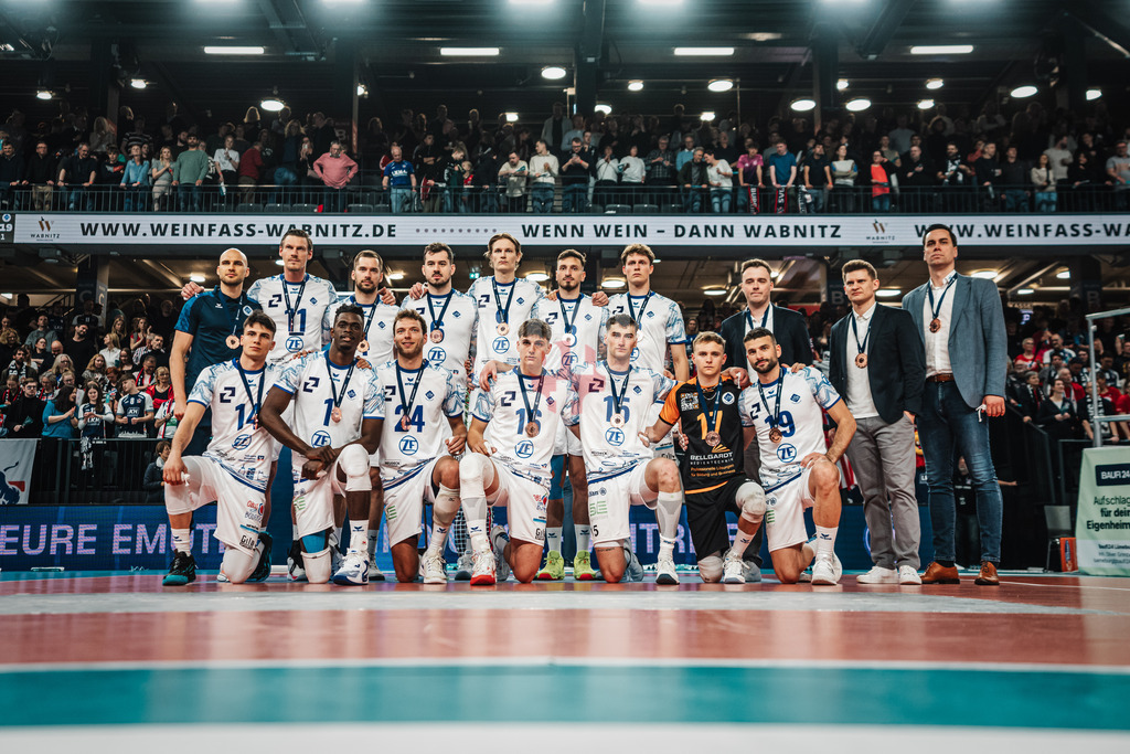 Volleyball | Herren | Saison 2024/2025 | 1. Volleyball Bundesliga Männer | Halbfinale | SVG Lüneburg vs. VfB Friedrichshafen | 19.04.2025 | Friedrichshafen bekommt die Bronzemedaille überreicht Teamfoto