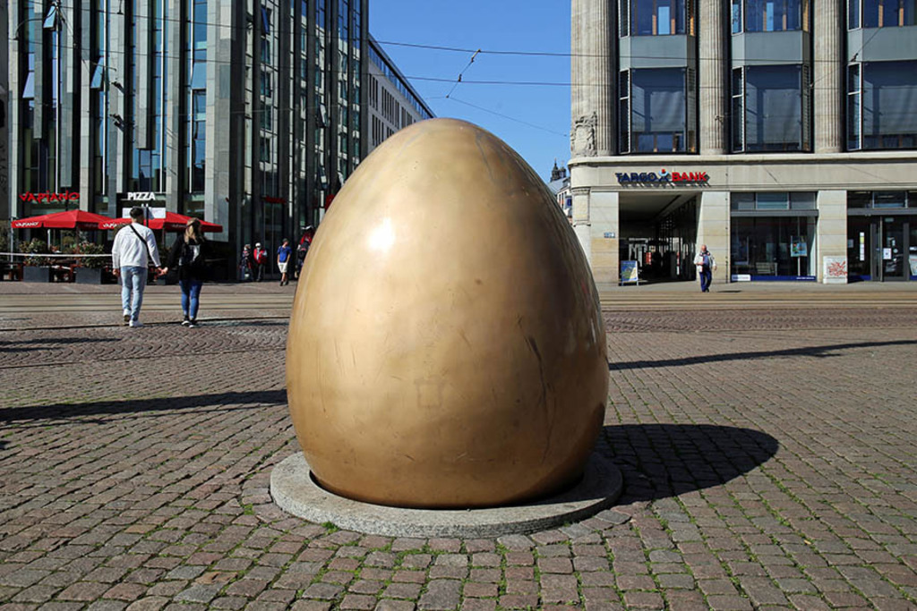 Foto: Leipzig - Glocke der Demokratie - Blick vom Augustusplatz zur Grimmaischen Straße | Das Team hinter BILDLEXIKON LEIPZIG bündelt historische wie aktuelle Informationen über die Stadt Leipzig in Text und Bild auf einer Plattform und stellt diese der interessierten Öffentlichkeit zur Verfügung.