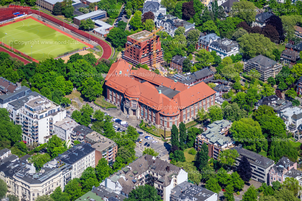 Hamburg_Rothenbaum_Markk_Museum_Am_Rothenbaum_ELS_7278090525 | HAMBURG 09.05.2025 Museum- und Ausstellungs- Gebäude- Ensemble " Museum am Rothenbaum. Kulturen und Künste der Welt " Gustav-Stuhlmacher-Sportplatz an der Straße Rothenbaumchaussee im Ortsteil Rotherbaum in Hamburg, Deutschland. Weiterführende Informationen bei: Museum am Rothenbaum. // Museum building ensemble " Museum on Rothenbaum. Kulturen and Kuenste of Welt " and Gustav-Stuhlmacher-Sportplatz on street Rothenbaumchaussee in the district Rotherbaum in Hamburg, Germany. Further information at: Museum am Rothenbaum. Foto: Martin Elsen