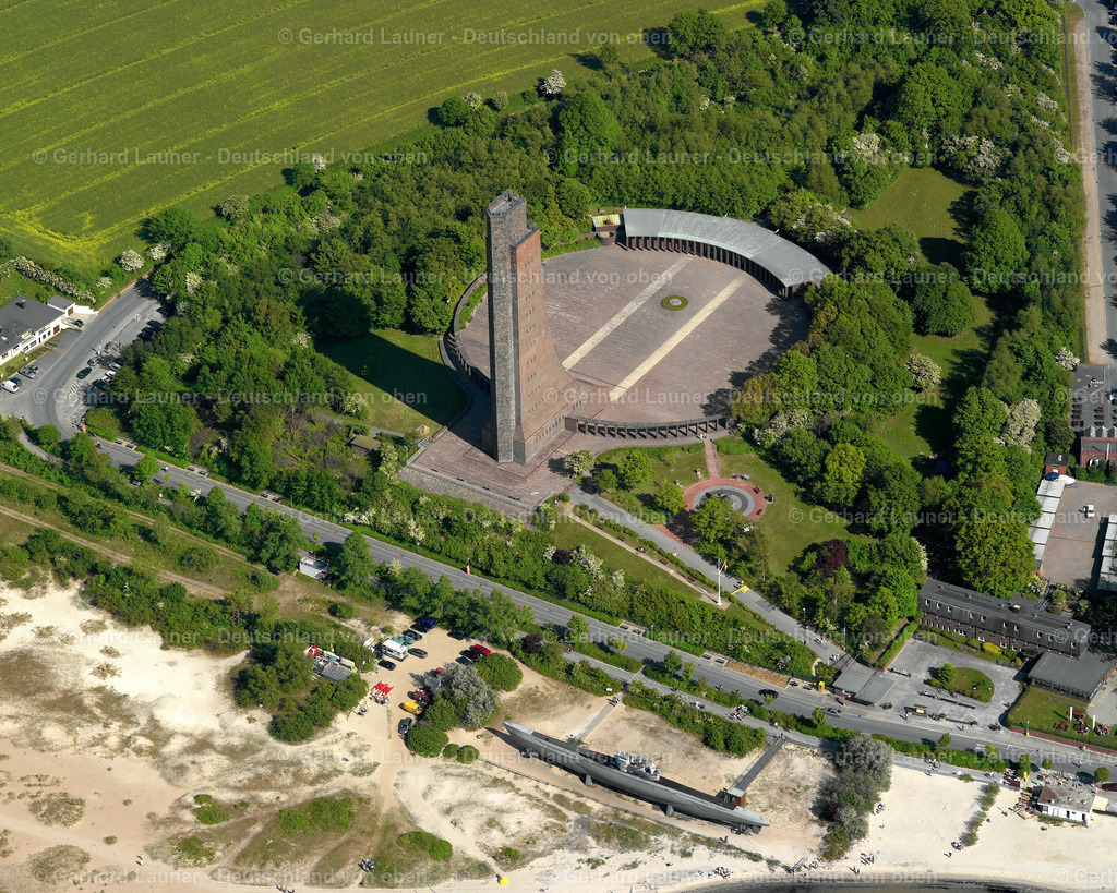 2405245 | LABOE 07.08.2004 Sehenswürdigkeit und Tourismus- Attraktion des Geschichts- Denkmal  Marine - Ehrenmal der Deutschen U-Boote am Strand in Laboe im Bundesland Schleswig-Holstein. Weiterführende Informationen bei: Deutscher Marinebund e.V.. // Tourist attraction of the historic monument  Marines - Memorial of Germans U-boats at the beach in Laboe in the state Schleswig-Holstein. Further information at: Deutscher Marinebund e.V.. Foto: Gerhard Launer
