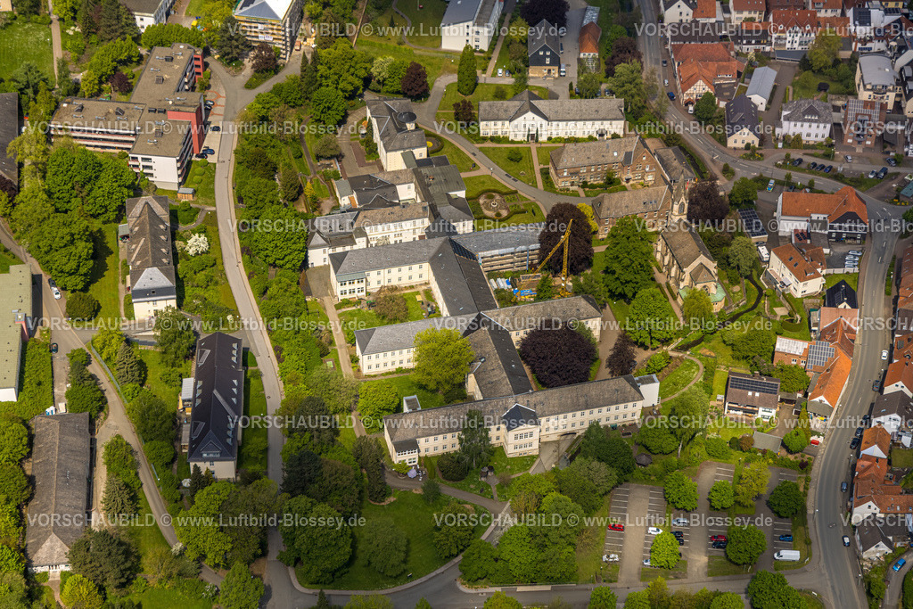 Marsberg240504221 | Luftbild, LWL-Klinik Marsberg und Baustelle mit Baukran, Marsberger Spitzbube Kirche, Niedermarsberg, Marsberg, Sauerland, Nordrhein-Westfalen, Deutschland