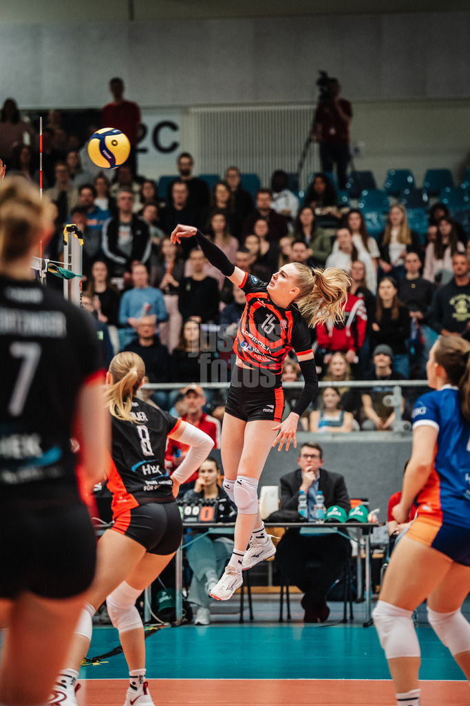 Volleyball | Frauen | Saison 2025/2026 | Volleyball Bundesliga | ETV Hamburger Volksbank Volleys vs. VfB Suhl LOTTO Thüringen | 07.03.2026 | Alexa Sophie Thaden (#15, ETV Hamburger Volksbank Volleys) beim Angriff