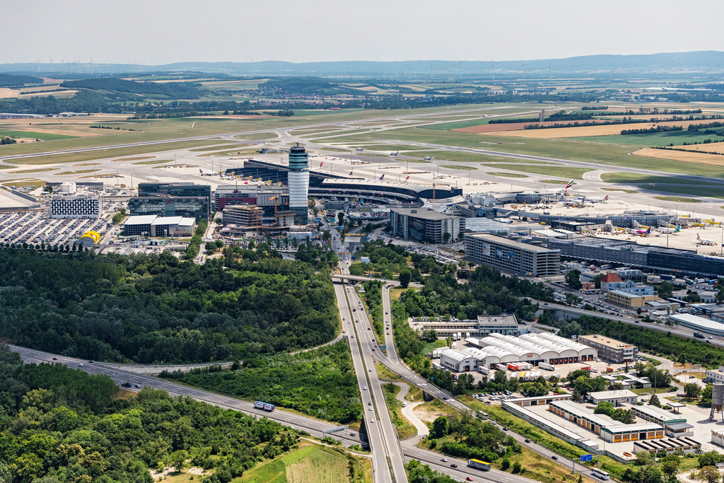 dr__0025127.jpg | WIEN 24.06.2019 Abfertigungs- Gebäude und Terminals auf dem Gelände des Flughafen Schwechat in Wien in Niederösterreich, Österreich. // Dispatch building and terminals on the premises of the airport Schwechat in Vienna in Lower Austria, Austria. Foto: Daniel Reiter