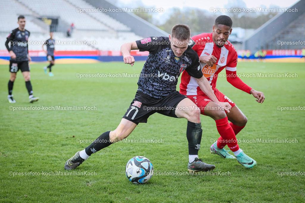 RWE23032401038 | 23.03.2024, Essen, Fußball, Stadion an der Hafenstraße, Testspiel Rot-Weiss Essen – NK Veres Rivne: Vasyl Gakman (NK Veres Rivne) gegen Isaiah Young (Rot-Weiss Essen)