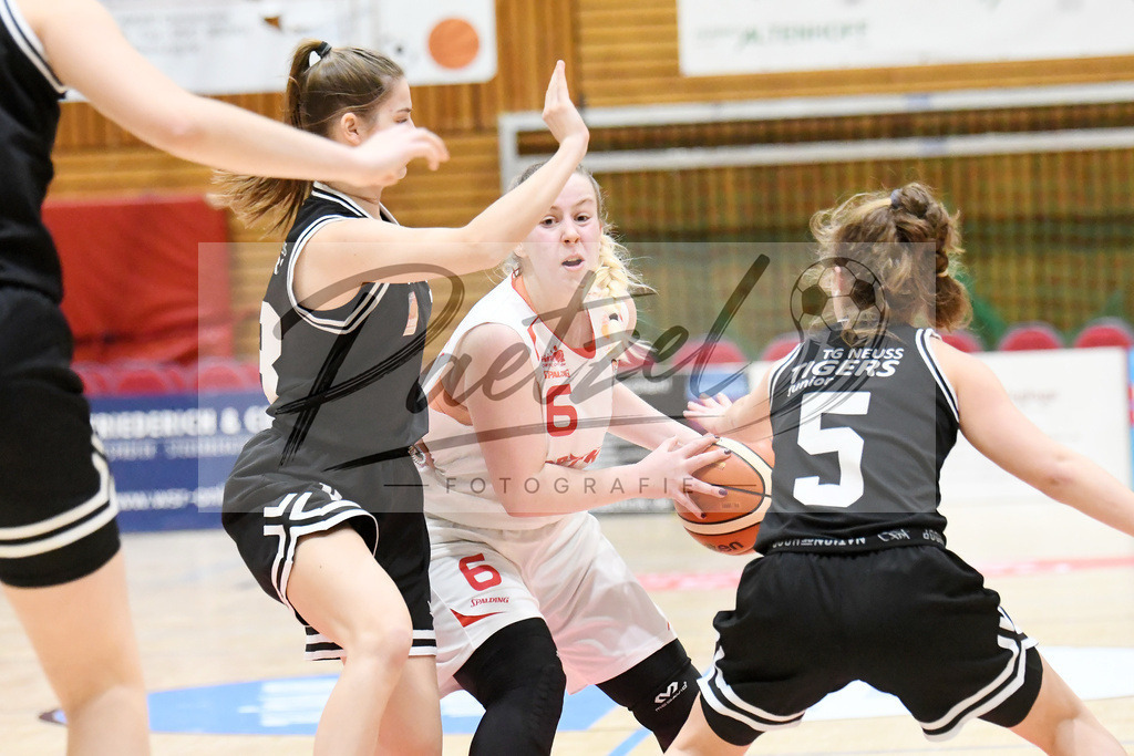 20200126_OSCTGN_0030 | Basketball, Juniorinnen: Larissa Kuhlmann (TG Neuss Junior Tigers), Tessa Strompen (OSC Junior Panthers) und Luisa Lukas (TG Neuss Junior Tigers) im Zweikampf beim Spiel der WNBL zwischen OSC Junior Panthers vs. TG Neuss Junior Tigers am 26.01.2020 im Panthers Dome in Osnabrück, Deutschland.(Foto von Nico Paetzel) - Realisiert mit Pictrs.com