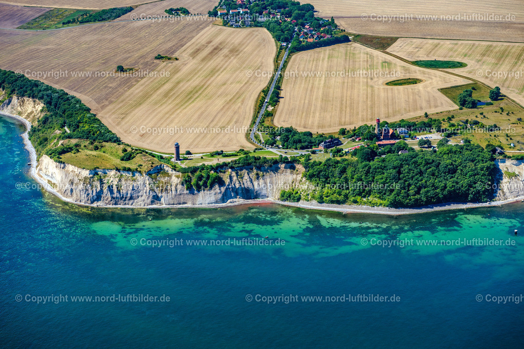 Kap_Arkona_Rügen_Keidefelsen_ELS_8127100822 | PUTGARTEN 10.08.2022 Neuer Leuchtturm und Schinkelturm an der Steilküste am Kap Arkona bei Putgarten auf der Insel Rügen im Bundesland Mecklenburg-Vorpommern. // New lighthouse and Schinkelturm on the steep coast at Cape Arkona near Putgarten on the island of Ruegen in the state of Mecklenburg-Western Pomerania. Foto: Martin Elsen