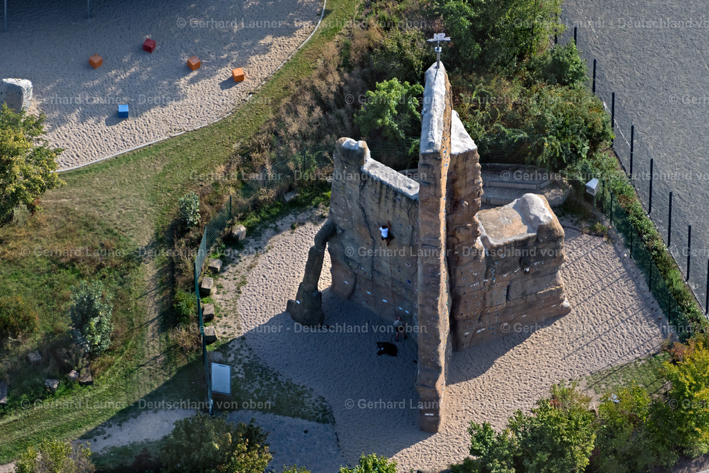 4040124 | LEIPZIG 14.09.2020 Felsen- Massiv und Gesteinsformation des Kletterfelsen K4 an der Stuttgarter Allee im Ortsteil Grünau in Leipzig im Bundesland Sachsen, Deutschland. Weiterführende Informationen bei: Sektion Leipzig des Deutschen Alpenvereins (DAV) e.V.. // Rock massif and rock formation of Kletterfelsen K4 on Stuttgarter Allee in the district Gruenau in Leipzig in the state Saxony, Germany. Further information at: Sektion Leipzig des Deutschen Alpenvereins (DAV) e.V.. Foto: Gerhard Launer