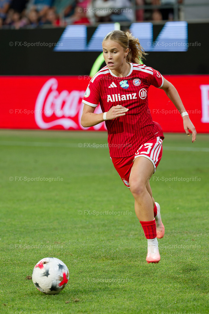 Supercup-Frauen-Bayern-Muenchen-vs-VfL-Wolfsburg 091 | Sportfotos und Eventgalerien von FX-Sportfotografie. Bilder von Fußball, Vereinsveranstaltungen und Events direkt ansehen und als Download bestellen. - Realisiert mit Pictrs.com