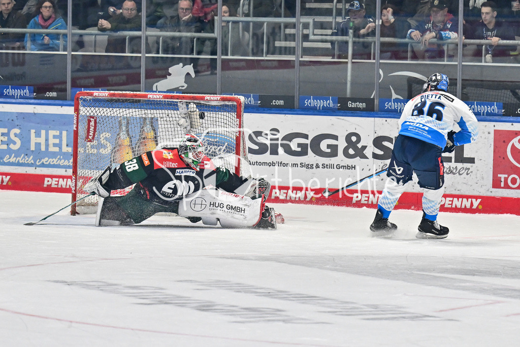 Augsburger Panther - ERC Ingolstadt | in dieser Szene erzielt Daniel PIETTA (ERC Ingolstadt #86) den Ausgleich zum 1-1 / Tor / Treffer / DEL: Augsburger Panther - ERC Ingolstadt, Curt Frenzel Stadion am 26.01.2025