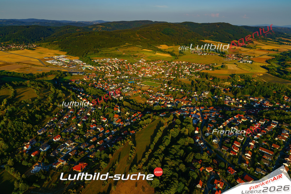 Die Luftbildaufnahme Bild - Marktrodach wurde 2018 mittels Flugzeug (keine Drohne) erstellt. Perfekte Schärfe und Druck- Auflösung- Garantiert!