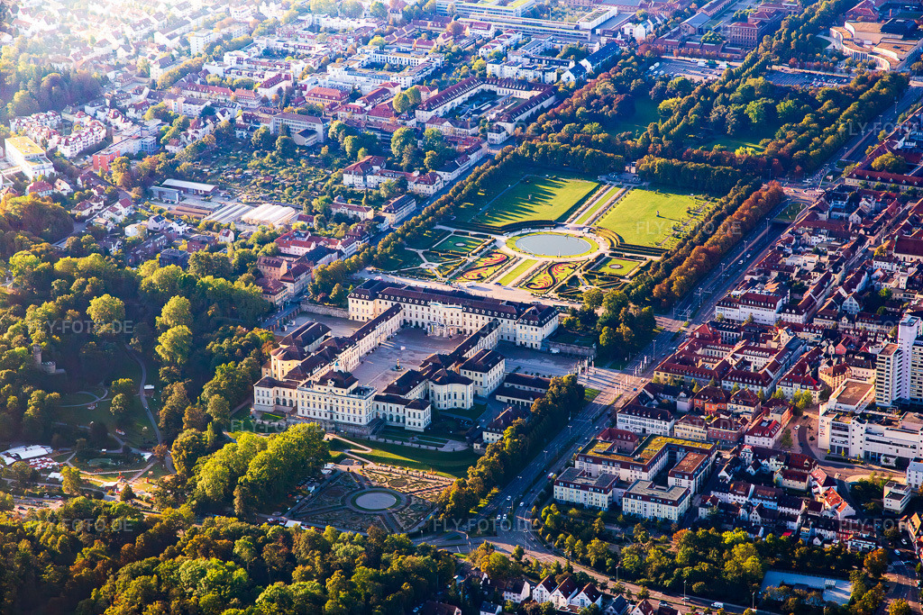 Luftbild: Residenzschloss Ludwigsburg und Blühendes Barock Gartenschau in Ludwigsburg im Bundesland Baden-Württemberg in Deutschland.Foto: IMG_138502-2.jpg vom 16.09.2023 durch Werner Riehm/FLY-FOTO.deAuflösung des Originals: 5472 x 3648 pxResidenzschloss LudwigsburgBlühendes Barock Ludwigsburg - Gartenschau, Märchengarten