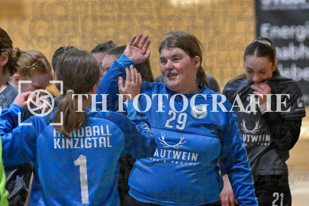 GER, SG Maulburg/Steinen - HB Kinzigtal, Frauen-Handball, Oberliga Suedbaden, 21. Spieltag, Saison 2024/2025, 06.04.2025 | Romy Scheerer (HB Kinzigtal, #01), Franziska Weiß (HB Kinzigtal, #29)GER, SG Maulburg/Steinen - HB Kinzigtal, Frauen-Handball, Oberliga Suedbaden, 21. Spieltag, Saison 2024/2025, 06.04.2025Foto: TH Fotografie/Thomas Hess