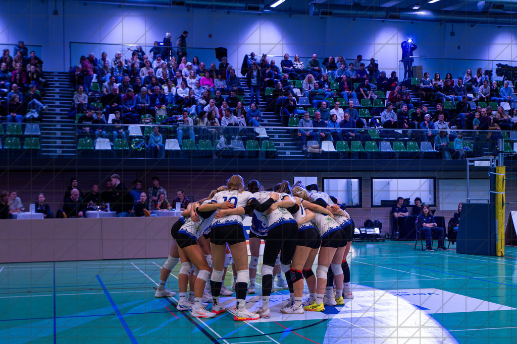 2. VBLF Nord 25/26 | Spiel 4072 | VC Osnabrück vs. Schweriner SC II | Huddel zum Start in Spiel Volleyballclub Osnabrück e.V. //  17.01.26: 2. VBLF Nord 25/26 | Spiel 4072 | VC Osnabrück vs. Schweriner SC II / Osnabrück / Deutschland  //   CREDIT:www.bullenfotos.de, Martin König, Hörner Weg 40, D-49078 Osnabrück, +4917663732967 // Nutzung und Weitergabe nur zu den vereinbarten Zwecken. Presseanfragen an Ersteller. Alle Rechte beim Ersteller. Honorierung nach MFM. - Realisiert mit Pictrs.com