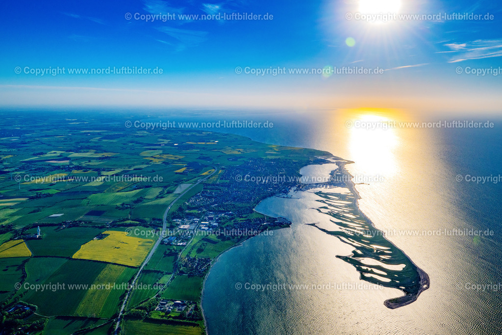 Heiligenhafen_Graswarder_Sonnenuntergang_ELS_196850524 | HEILIGENHAFEN 15.05.2024 Sandstrand- Landschaft entlang des Küsten- Verlaufes am Ufer der Ostsee mit Häusern und Gebäuden des " Naturschutzgebiet & NABU Zentrum Graswarder " an der Straße Graswarderweg im Ortsteil Graswarder in Heiligenhafen an der Ostseeküste im Bundesland Schleswig-Holstein, Deutschland. Weiterführende Informationen bei: NABU - Naturschutzbund Deutschland e.V.,  NABU Gruppe Heiligenhafen. // Sandy beach landscape along the coastline on the shore of the Baltic Sea with houses and buildings of the "Nature Reserve & NABU Center Graswarder" on the street Graswarderweg in the district of Graswarder in Heiligenhafen on the Baltic Sea coast in the federal state of Schleswig-Holstein, Germany. Further information at: NABU - Naturschutzbund Deutschland e.V.,  NABU Gruppe Heiligenhafen. Foto: Martin Elsen