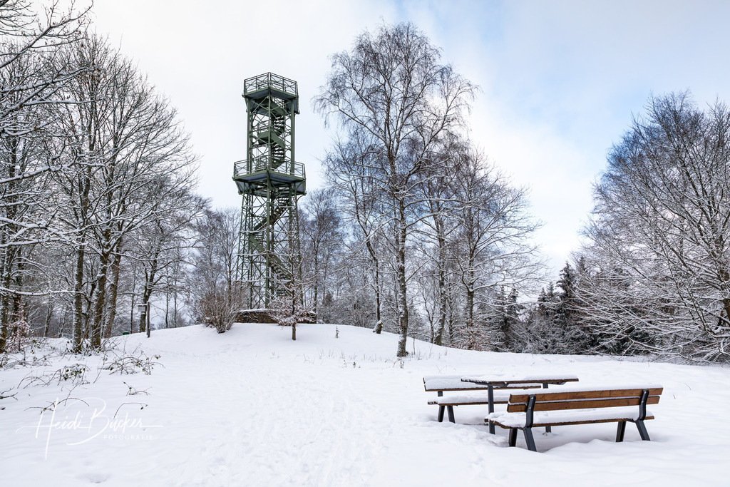 Aussichtsturm auf dem Wilzenberg im Winter | Aussichtsturm auf dem Wilzenberg im Winter - Realisiert mit Pictrs.com