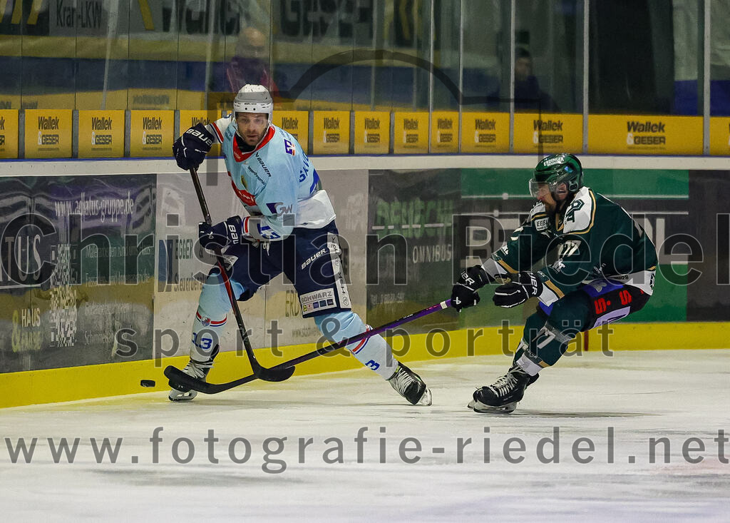 2025-12-23_038_TSV_Erding_gegen_Heilbronner_Falken | Erding, Deutschland, 23.12.2025:Eishockey, Oberliga Süd 2025 / 2026, 29. Spieltag, TSV Erding gegen Heilbronner Falken, Endergebnis: 5:4Gunars Skvorcovs (Heilbronner Falken, #13), Philipp Michl (Erding Gladiators, #77)Foto: Christian Riedel / fotografie-riedel.net