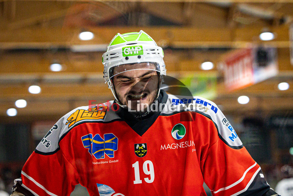 TSV Peißenberg MINERS vs EHC Königsbrunn | Eishockey Bayernliga Vorrunde 2024/2025, TSV Peißenberg MINERS vs EHC Königsbrunn, 20241027,Ein hartes Spiel,2024-10-27 in Peißenberg (Eisstadion)Matthäus LIDL (Miners 19)Copyright: WolfgangxLindner