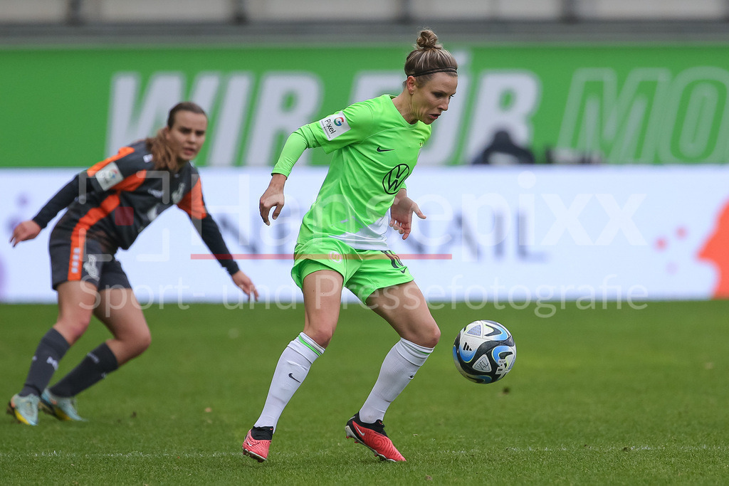 Fussball, Google Pixel Frauen-Bundesliga, VfL Wolfsburg - MSV Duisburg | v.li.: Svenja Huth (VfL Wolfsburg, 10) am Ball, Einzelbild, Ganzkörper, Aktion, Action, Spielszene, DIE DFB-RICHTLINIEN UNTERSAGEN JEGLICHE NUTZUNG VON FOTOS ALS SEQUENZBILDER UND/ODER VIDEOÄHNLICHE FOTOSTRECKEN. DFB REGULATIONS PROHIBIT ANY USE OF PHOTOGRAPHS AS IMAGE SEQUENCES AND/OR QUASI-VIDEO.