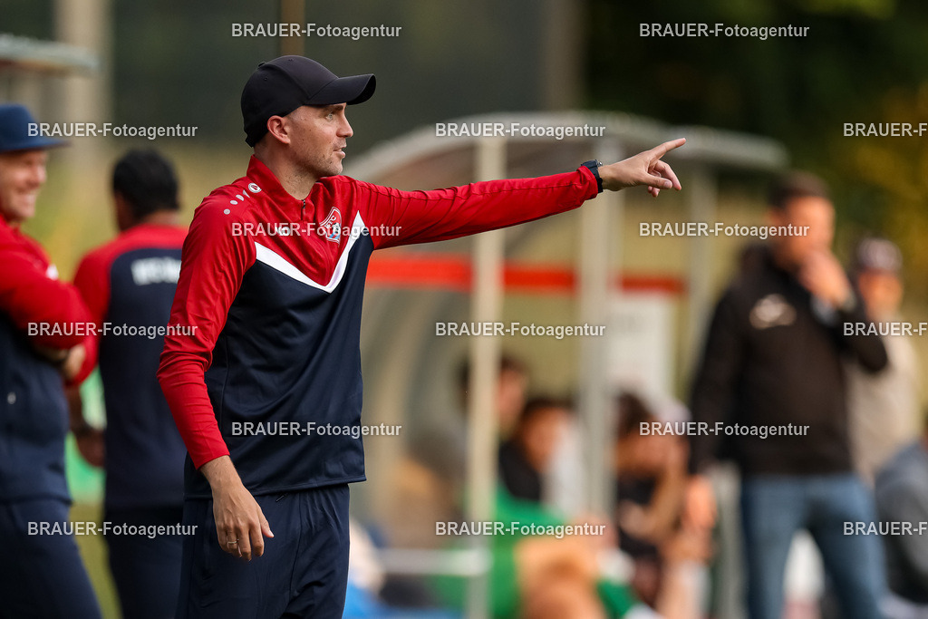 1_KFCWAT_20250723_0701.JPG -  - KFC Uerdingen - SG Wattenscheid 09 - Testspiel | Krefeld, Deutschland, 23.07.25: Trainer Julian Stöhr (KFC Uerdingen) gestikuliert, Gestik waehrend des Testspiel Spiels zwischen KFC Uerdingen - SG Wattenscheid 09 in der Covestro Sportpark am 23. July 2025 in Krefeld, Deutschland. (Foto von Stefan Brauer/Brauer-Fotoagentur)