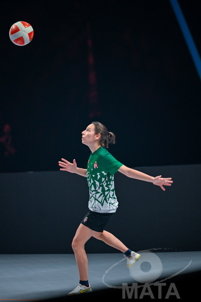 _DWI5894 | Anna Iszak beim Frauen- Single  Ungarn vs. USA bei der Teqball Weltmeisterschaft 2022 in der Kia Metropole Arena. Nürnberg, 27.11.2022 - Realisiert mit Pictrs.com