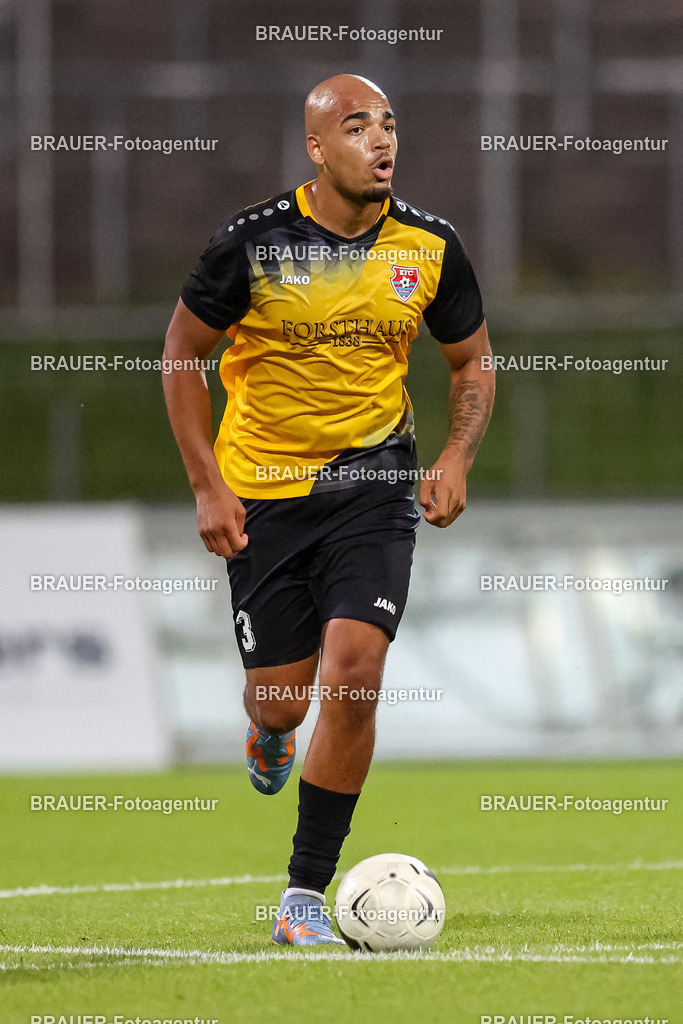 SB_KFCBAU_20250815_5225.JPG -  - KFC Uerdingen - SF Baumberg - Oberliga Niederrhein | Krefeld, Deutschland, 15.08.25: Anthony Oscasindas (KFC Uerdingen) in Aktion, am Ball, Einzelaktion während des Oberliga Niederrhein Spiels zwischen KFC Uerdingen - SF Baumberg in der Grotenburg Stadion am 15. August 2025 in Krefeld, Deutschland. (Foto von Stefan Brauer/Brauer-Fotoagentur)