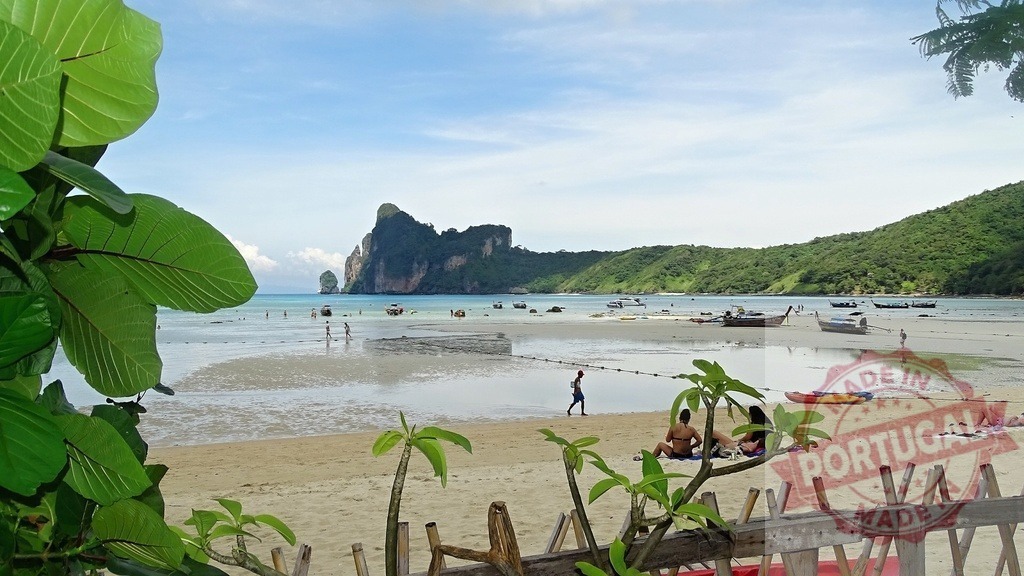 Tourists relaxing on Railay Beach, Krabi, Thailand with long tail boats and Chicken Island in background | Tourists relaxing on Railay West Beach, Krabi, Thailand, with long tail boats and Chicken Island on background - Realized with Pictrs.com