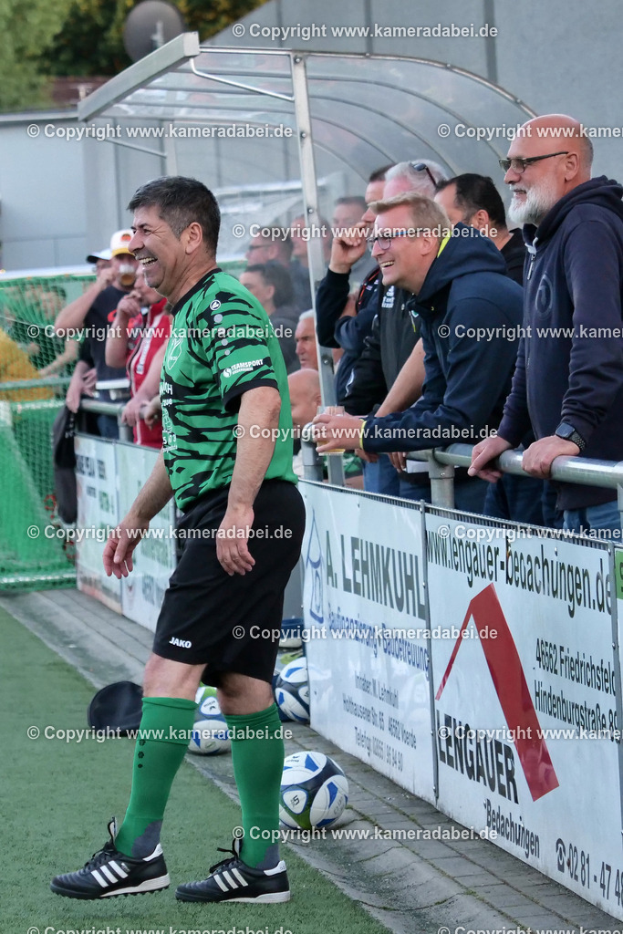 Fußball Kreispokal 25/26 Ü 32 : Spiel um Platz 3 : SV 08/29 Friedrichsfeld - SV Ringenberg AH  2 : 1 | Fußball Kreispokal 25/26 Ü 32 : Spiel um Platz 3 : SV 08/29 Friedrichsfeld - SV Ringenberg AH  2 : 1Spielort : Voerde Friedrichsfeld - Realisiert mit Pictrs.com