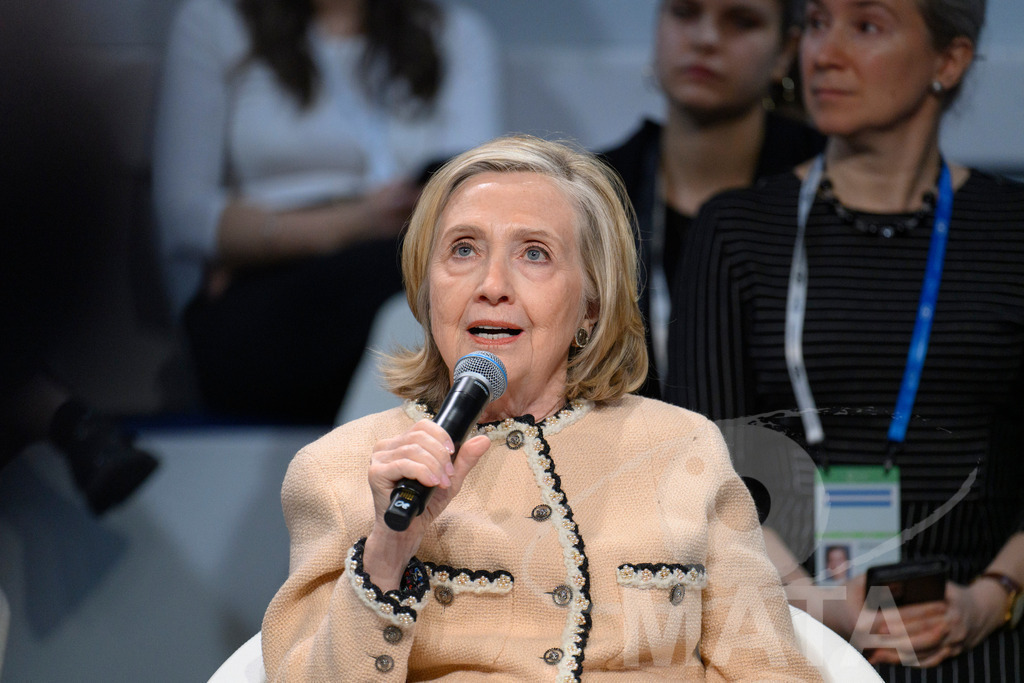 _DWA0256 | Die US-Politikerin Hillary Clinton auf der Veranstaltung Girls Just Want to Have Fundamental Rights: Fighting the Global Pushback im Rahmen der Münchner Sicherheitskonferenz 2026. München, 14.02.2026 Bayern Deutschland - Realisiert mit Pictrs.com