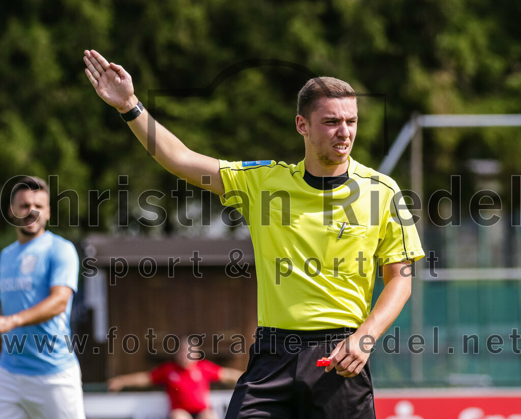 2023-08-26_040_FC_Langengeisling_gegen_TuS_Raubling | Erding, Deutschland, 26.08.2023:
Fußball, Bezirksliga Oberbayern Ost 2023 / 2024, 6. Spieltag, FC Langengeisling gegen TuS Raubling, Endergebnis: 2:0

Schiedsrichter Moritz Decker

Foto: Christian Riedel / fotografie-riedel.net
