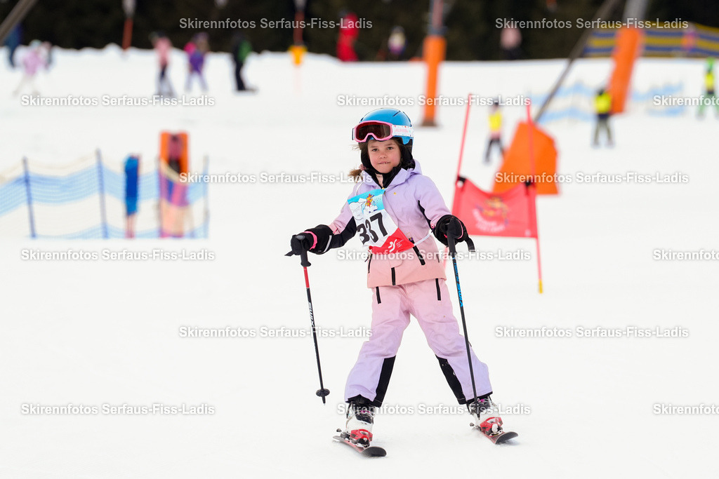 SRF_02.01.2026_0517 | Skirennfotos,Serfaus,Fiss,Ladis,Kinderskirennen,Winter,Tirol,Oberland,skirace,SFL,feelfree,weil wir's genießen,ski,Ski,skifahren,Sonnenplateau, - Realisiert mit Pictrs.com