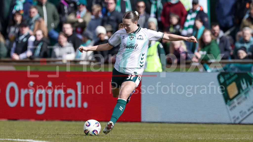 Fussball, Google Pixel Frauen-Bundesliga, SV Werder Bremen - SGS Essen | Mara Alber (SV Werder Bremen, 37) am Ball, Freisteller, Einzelbild, Ganzkörper, Aktion, Action, Spielszene, DIE DFB-RICHTLINIEN UNTERSAGEN JEGLICHE NUTZUNG VON FOTOS ALS SEQUENZBILDER UND/ODER VIDEOÄHNLICHE FOTOSTRECKEN. DFB REGULATIONS PROHIBIT ANY USE OF PHOTOGRAPHS AS IMAGE SEQUENCES AND/OR QUASI-VIDEO.